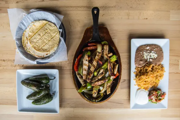 Una Vista Superior Fajitas Frescas Servidas Con Tortillas Jalapeños Picantes —  Fotos de Stock