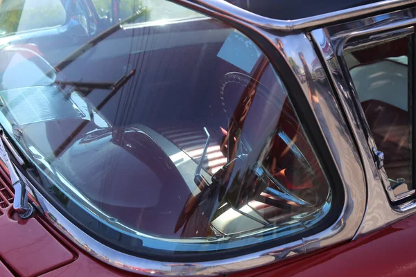 Крупный План Переднего Окна Красного Классического Автомобиля — стоковое фото
