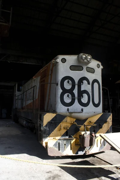フェナデサルヤード サンサルバドル エルサルバドルでの番号 860 のディーゼル機関車の垂直ショット — ストック写真