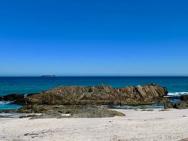 Μια Γραφική Θέα Των Σχηματισμών Βράχων Στην Παραλία Στο Φόντο — Φωτογραφία Αρχείου