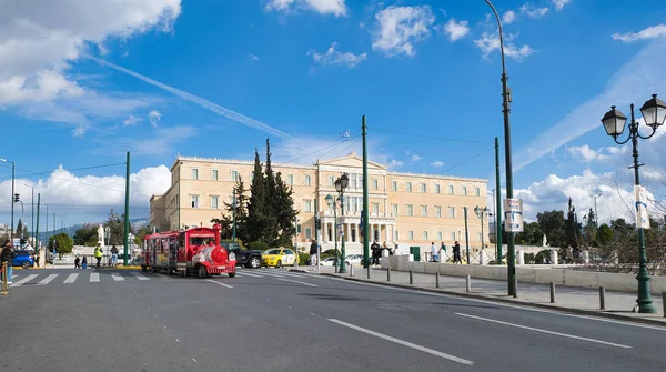 Turistsightseeing Lyckligt Tåg Centrala Aten Grekland Framför Det Grekiska Parlamentet — Stockfoto