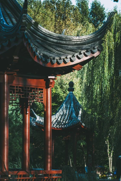 Une Belle Vue Sur Les Pavillons Chinois Dans Parc Arboré — Photo