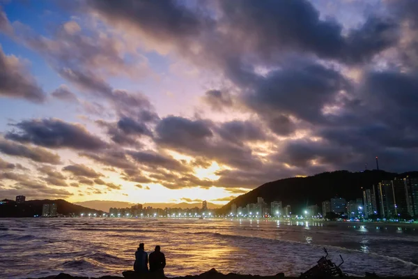 Coppia Guardando Tramonto Riva Mare Sagome Tempo Oro Viaggio Concetto — Foto Stock