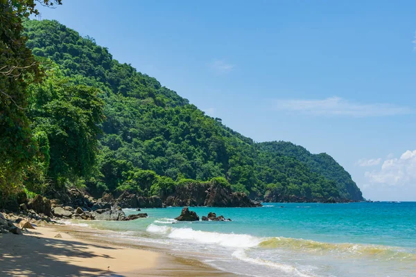 Trinidad ve Tobago 'daki mavi gökyüzünün altındaki Castara Körfezi' nin büyüleyici manzarası.