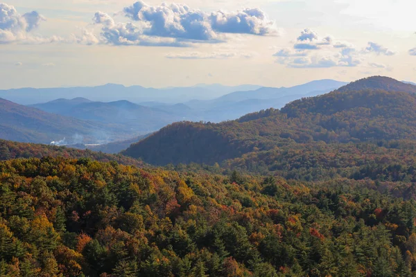 Die Schöne Aufnahme Der Herbstlichen Natürlichen Hügellandschaft Die Mit Wald — Stockfoto