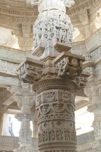 Pionowe Ujęcie Skomplikowanej Rzeźbionej Kolumny Świątyni Ranakpur Jain Indiach — Zdjęcie stockowe