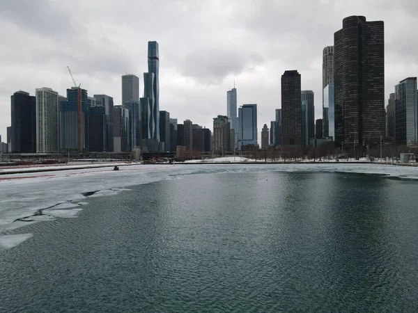 Una Vista Aérea Del Río Congelado Los Rascacielos Atardecer Chicago —  Fotos de Stock