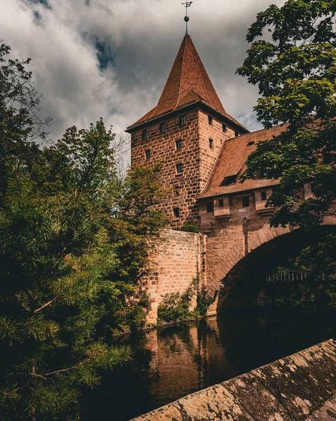 Krásný Výhled Věž Vedle Řeky Obklopenou Stromy Norimberku Slunečného Dne — Stock fotografie