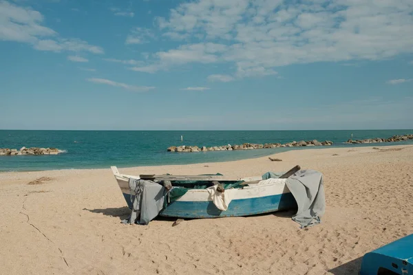 Сине Белая Рыбацкая Лодка Пляже — стоковое фото