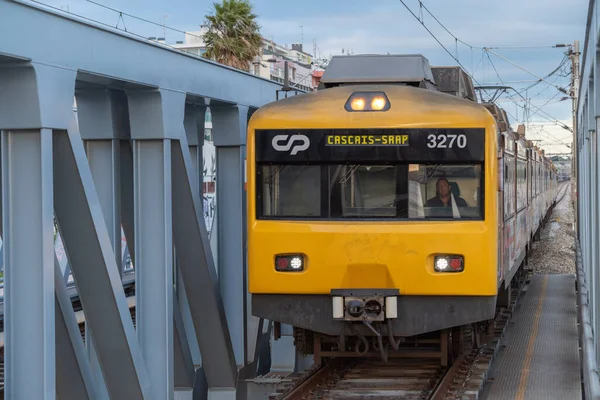 轨道交通公司的一列黄色城市列车在铁路桥上行驶 — 图库照片