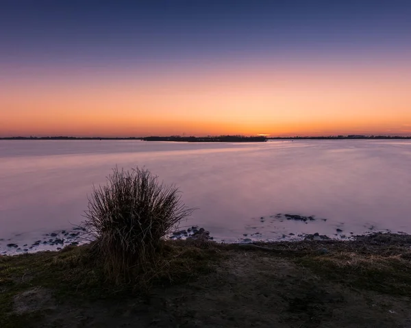 Eine Lange Belichtung Des Sees Während Des Malerischen Sonnenuntergangs — Stockfoto
