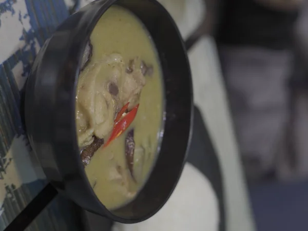 泰国餐馆里一碗美味的咖哩鸡汤的特写镜头 — 图库照片