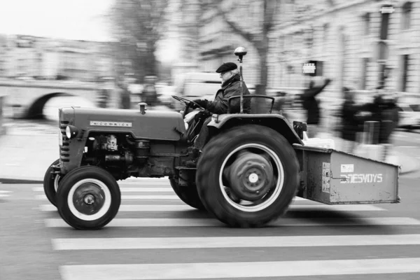 Detailní Záběr Starého Traktoru Černobílé Barvě Paříži — Stock fotografie