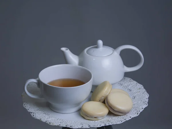 Une Tasse Thé Avec Biscuits Théière Isolés Sur Fond Gris — Photo