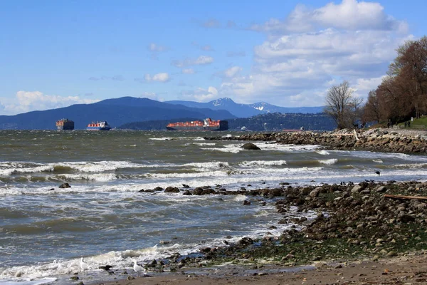 Vancouver Kanada Daki Kayalık Ngiliz Körfezi Sahili Vuran Okyanus Dalgalarının — Stok fotoğraf