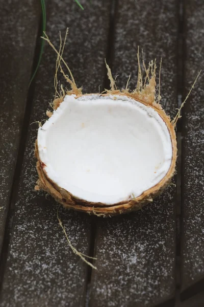 Ein Vertikaler Schuss Offener Kokosnussfrüchte Mit Reinem Weißen Fleisch Auf — Stockfoto