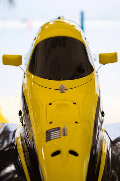 Primer Plano Coche Amarillo Con Fondo Brillante — Foto de Stock