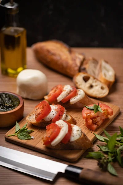 Bruschetta Con Tomates Albahaca Mozzarella Sobre Una Mesa Madera —  Fotos de Stock