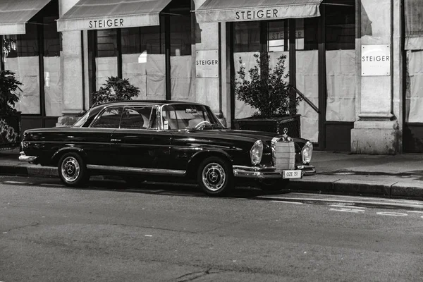 Sokağa park edilmiş klasik lüks arabanın gri pulu, analojik kameralı fotoğraf. Mercedes Benz W111