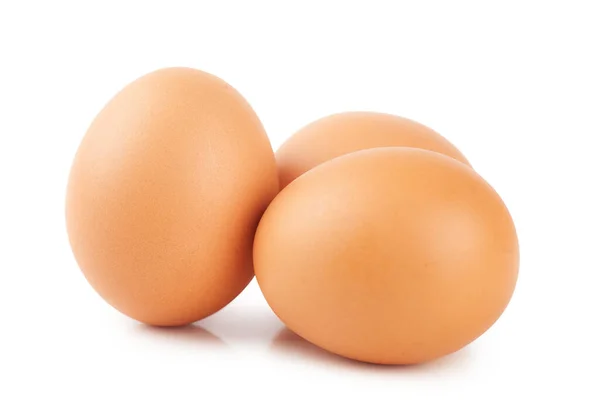 白い背景に分離された つの茶色の卵 — ストック写真