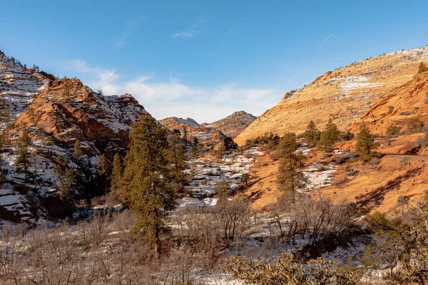 Naturskön Utsikt Över Bergssluttningar Med Smältande Snö — Stockfoto