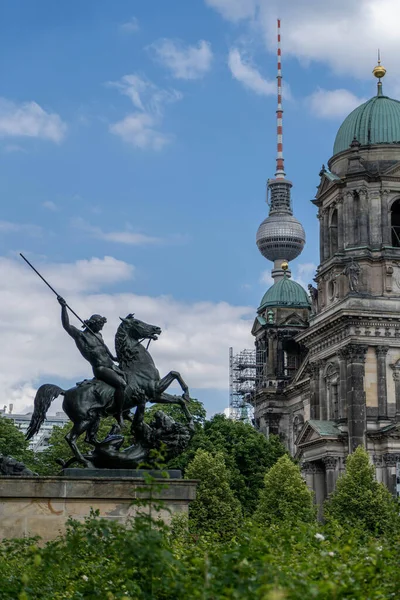 Een Verticaal Shot Van Ruiterstandbeeld Voor Berlijnse Kathedraal Een Toren — Stockfoto
