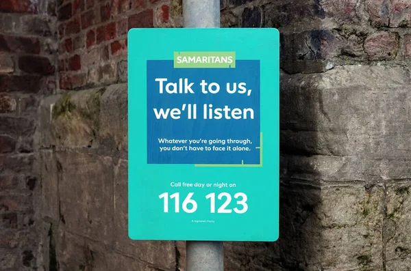 在英国约克郡 一个鼓励那些为心理健康而挣扎的人打电话给撒马利亚人寻求帮助的标志 — 图库照片
