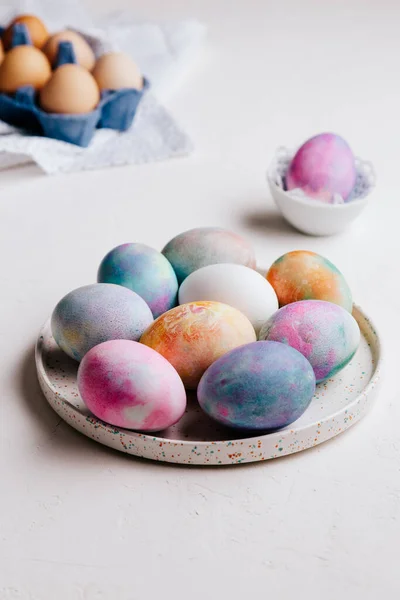 Uova Pasqua Dipinte Con Colori Vivaci Sfondo Bianco Primo Piano — Foto Stock