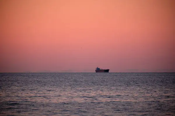 Prachtige Zonsondergang Boven Zee Met Een Schip Achtergrond — Stockfoto