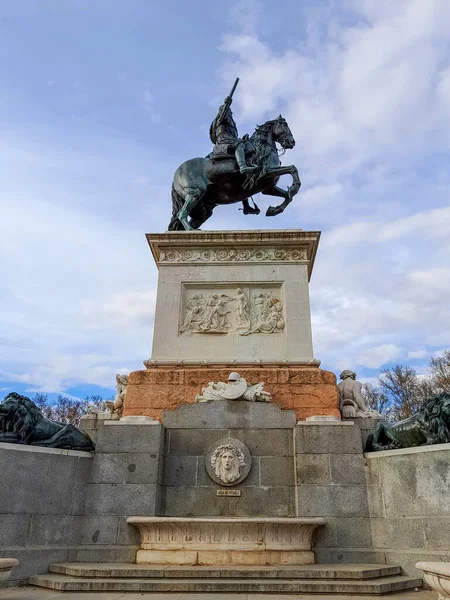 西班牙马德里 一匹马的菲利普四世纪念碑的低角照片 — 图库照片