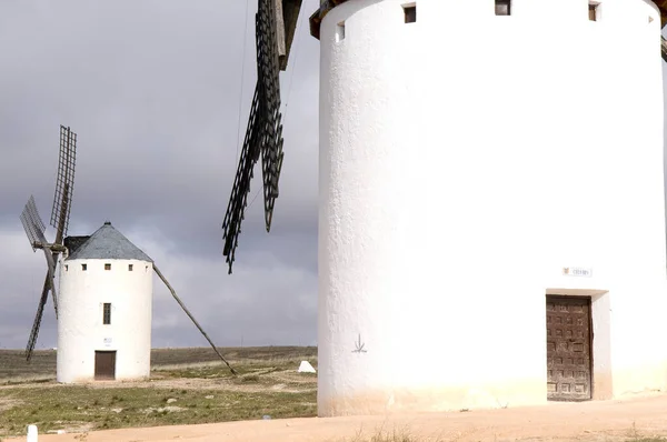 Eine Nahaufnahme Einer Weißen Spanischen Windmühle Mit Einer Anderen Hintergrund — Stockfoto