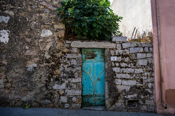 Portão Metal Velho Azul Enferrujado Uma Parede Tijolos Longo Das — Fotografia de Stock