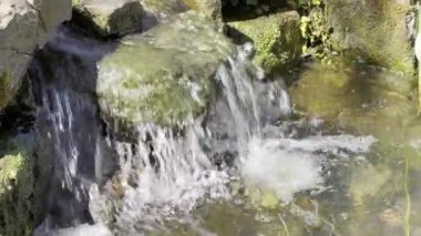 Kayaların üzerinden akan nehrin yakın çekimi.