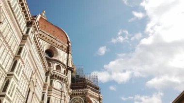 Bulutların altında Santa Maria del Fiore ve Piazza Duomo Floransa Katedrali 'nin alçak açılı bir görüntüsü.