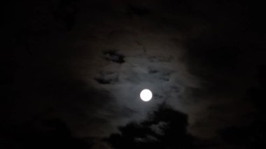 Geceleyin ay ışığıyla gökyüzünün zaman atlaması.