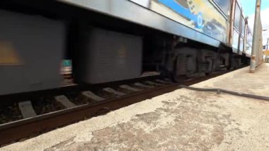 Hareket halindeki trenin alçak açılı çekimi