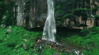 Jogini şelalesi Manali, Hindistan 'da yeşil doğayla çevrilidir.