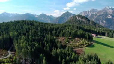 Ormanlı dağ tepeleri olan güzel bir dağlık arazinin insansız hava aracı görüntüsü. Avusturya 'nın Tyrol kentindeki doğal manzaranın havadan görünüşü.
