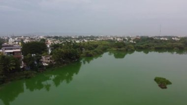 Hindistan, Aurangabad 'daki Salim Ali Gölü' nün büyüleyici görüntüsü bulutlu bir gökyüzünde