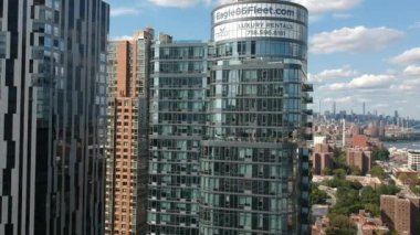 Manhattan 'daki Brooklyn apartmanlarının uzaktan kumandalı uçak geçidi.
