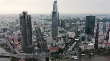 Vietnam 'daki Ho Chi Minh şehrinin gökdelenleri ve işlek caddelerinin havadan görüntüsü.
