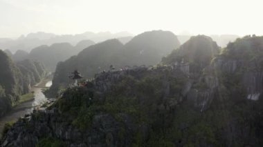 Ninh Binh, Vietnam 'daki kireçtaşı dağlarının manzarası.