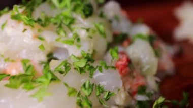 Çatallı köpüklü peynirin yakın çekim videosu.