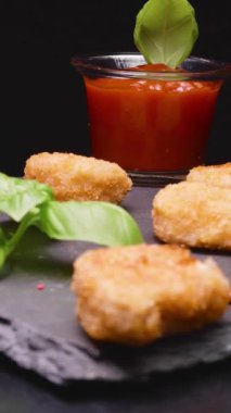 Tavuk nugget vejetaryen ketçaplı ve karabiberli.