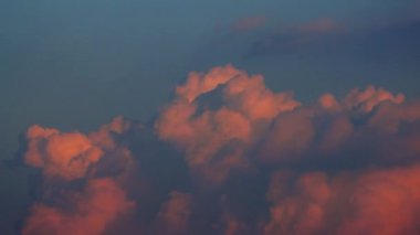Gün batımında güzel pembe bulutların hızlandırılması