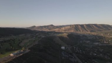 Durango Colorado dağları etrafında yeşil ağaçlarla çevrili havadan yavaş bir hareket