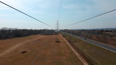 Yol kenarındaki elektrik nakil hatlarının hava aracı görüntüleri.