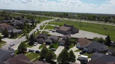 Şehrin dışındaki evlerin ve yolların insansız hava aracı görüntüleri.