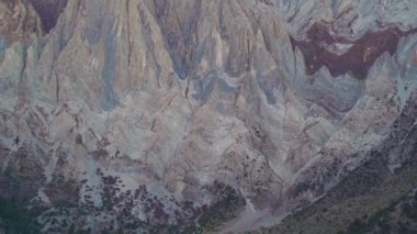 Kaliforniya Gölündeki Sierra Nevadas Dağları 'nın yamaçlarındaki renkli granit oluşumların statik görüntüsünü kapat.