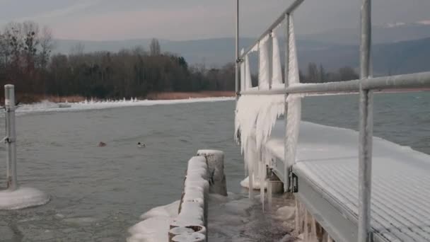 Kovových Sloupů Zamrzlém Jezeře Biel Švýcarsku Zimě Ponurého Dne — Stock video